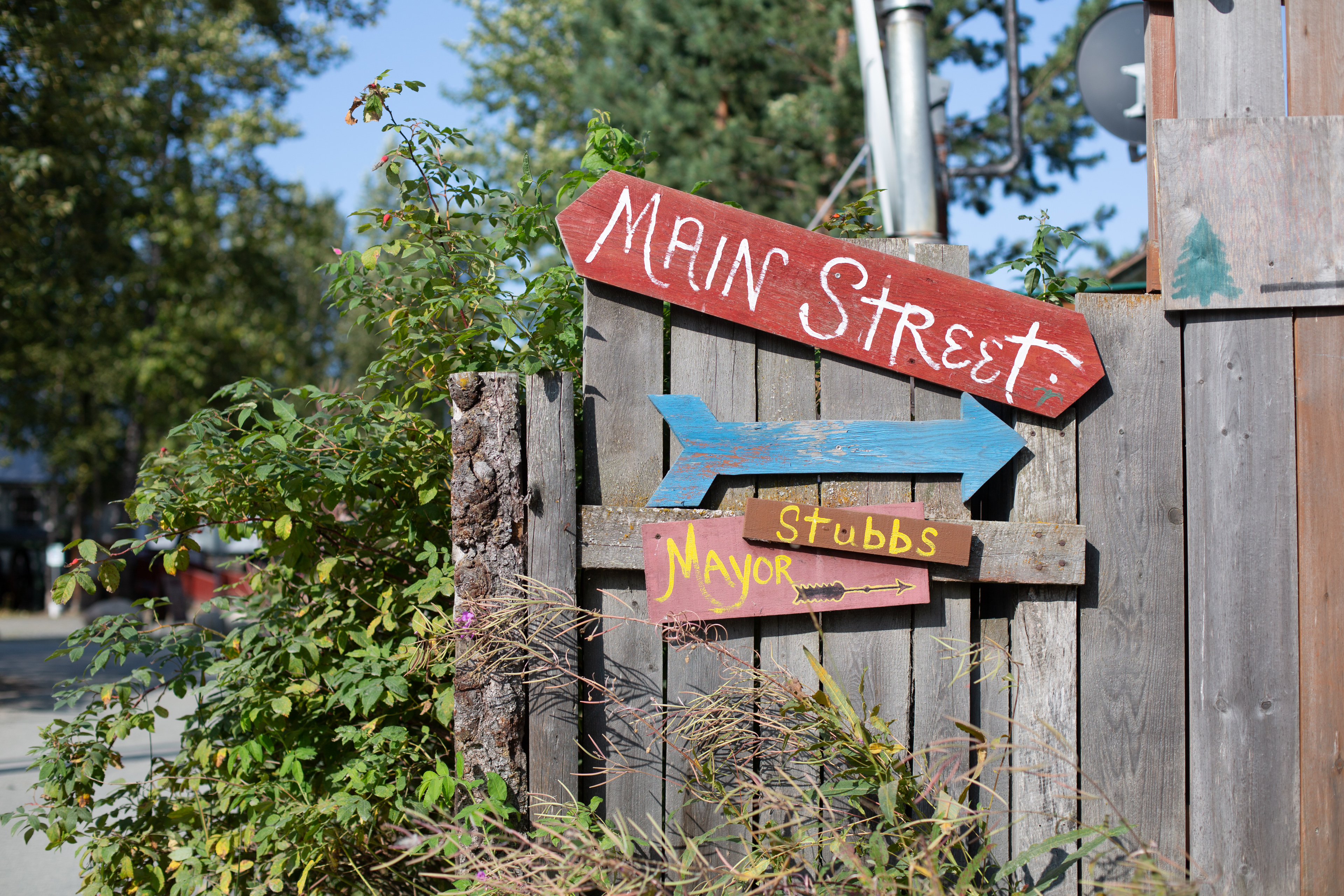 a hand-painted sign aiming visitors at the talkeetna historic district