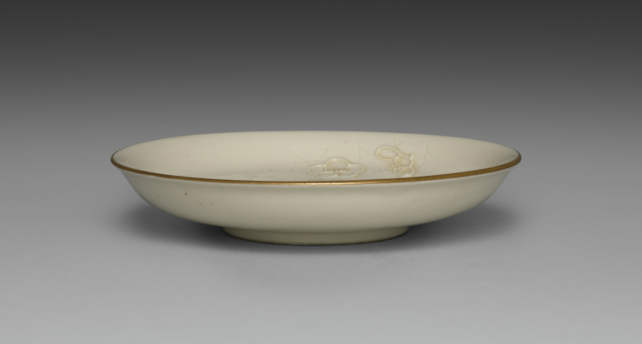 Medium-sized Dish from Dining Set with Plum Blossoms and Cracked-Ice