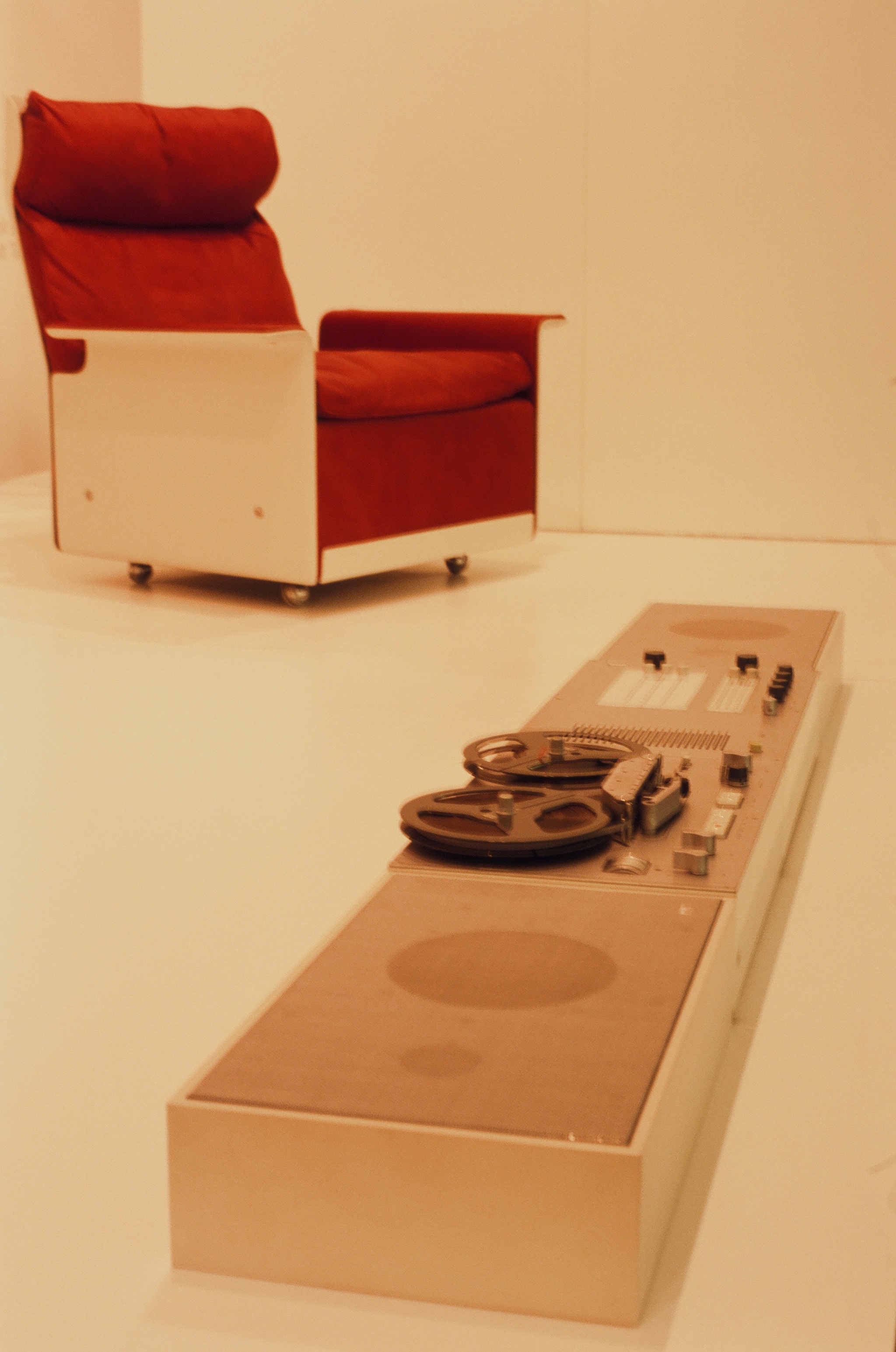 Dieter Rams -- Braun Stereo System & Vitsoe Armchair 620 (4945811417)